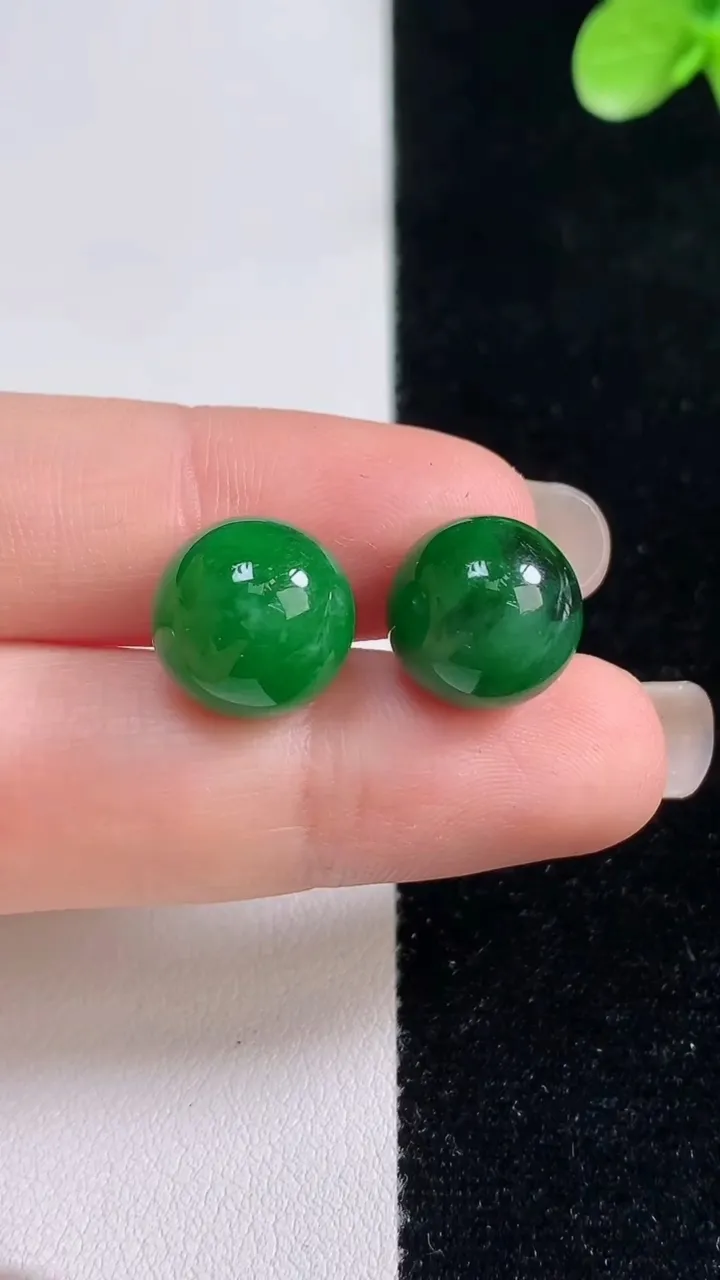 天然A货翡翠圆珠镶嵌件一对，尺寸11.7，重量:6.08g9月13日
工厂直销收藏佳品,种好水足，色