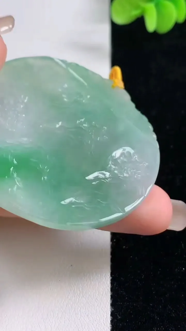 天然A货翡翠山水牌吊坠，尺寸51.6-5.3，重量:31.97g
9月13日