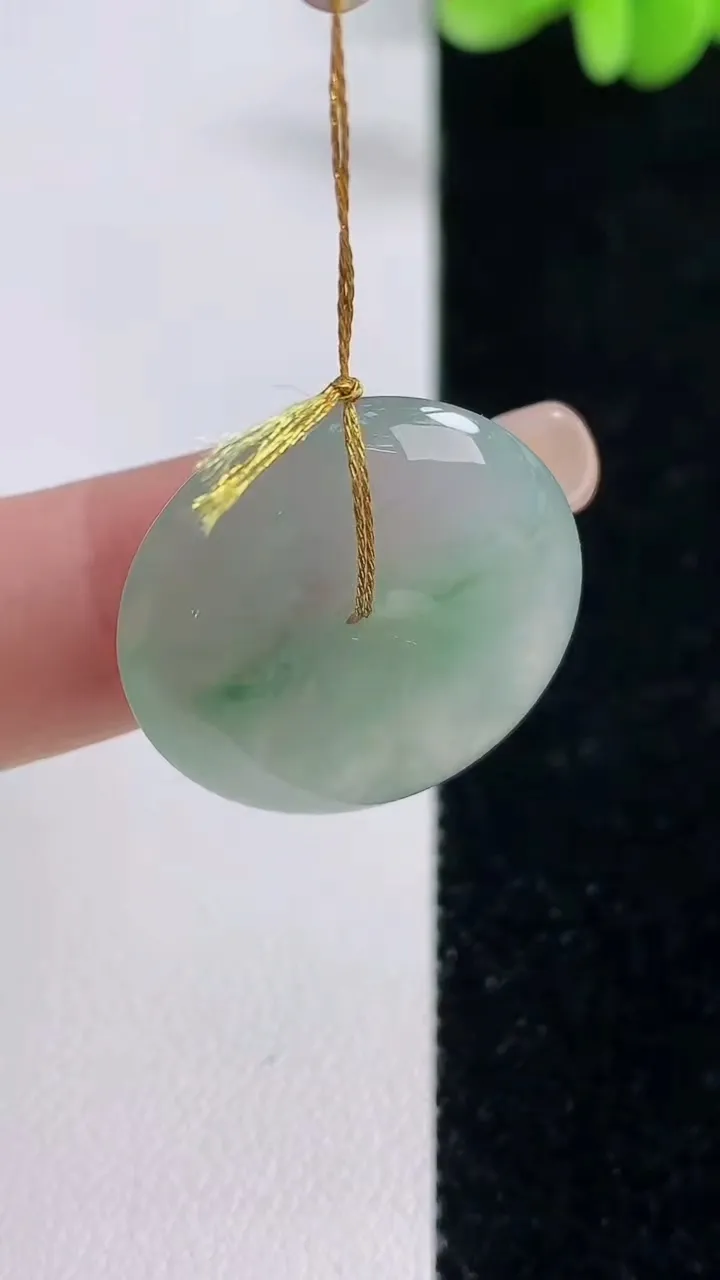 天然A货翡翠冰种飘花平安扣吊坠，尺寸23.3-5.2，重量:5.93g
9月13日