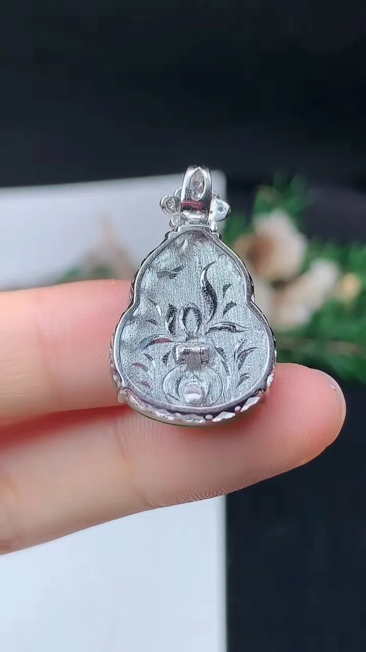天然A货翡翠葫芦吊坠，尺寸20.6-17-9，重量:5.46g
9月13日