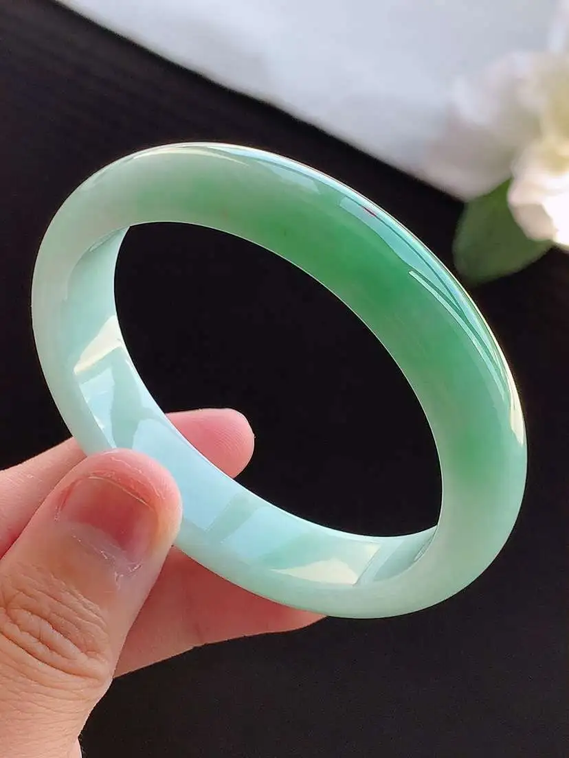 a货翡翠老坑冰种飘绿贵妃手镯53-54圈口  尺寸53.3×46.7×13×6.3mm 重量43.36g 0911