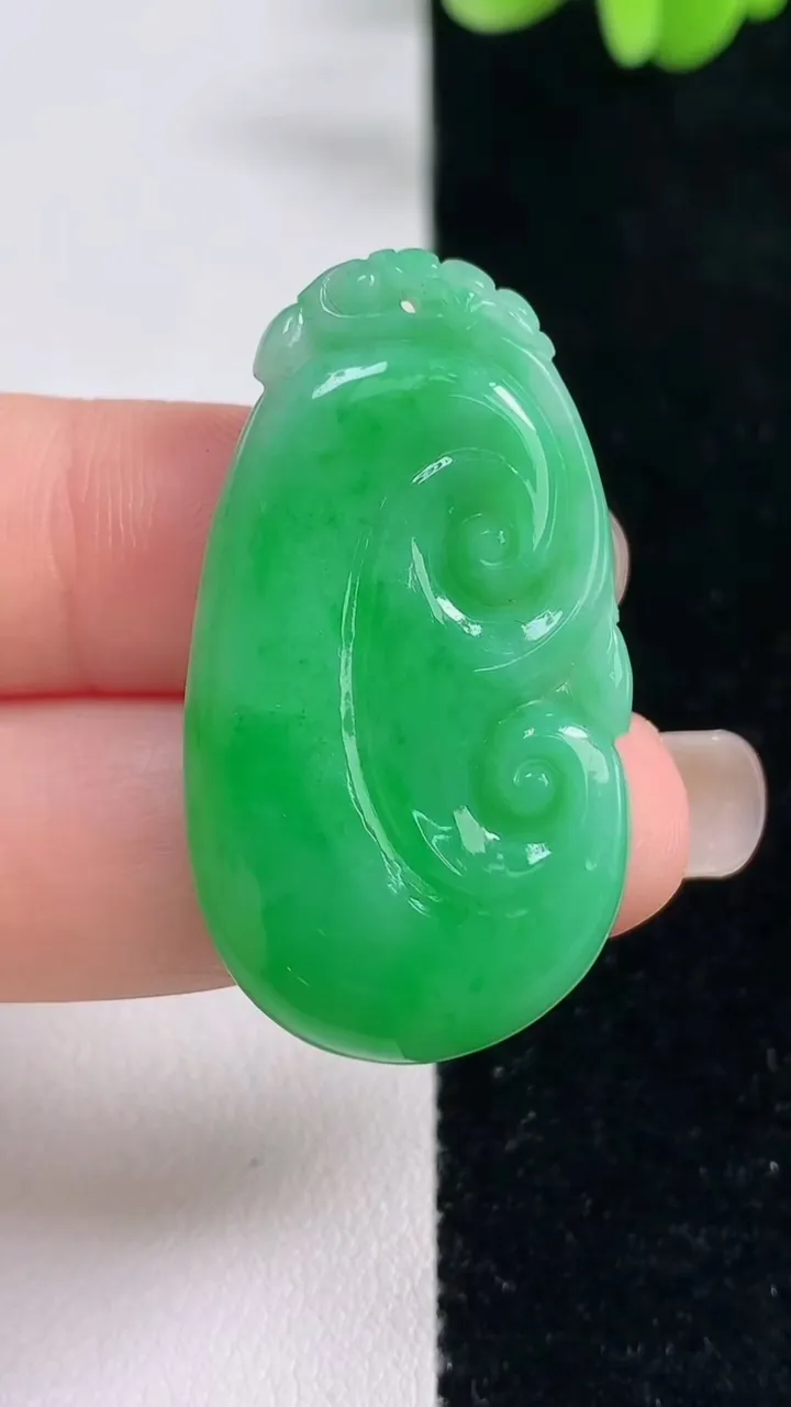 天然A货翡翠如意吊坠，尺寸39.2-21.7-4，重量:8.16g
9月13日