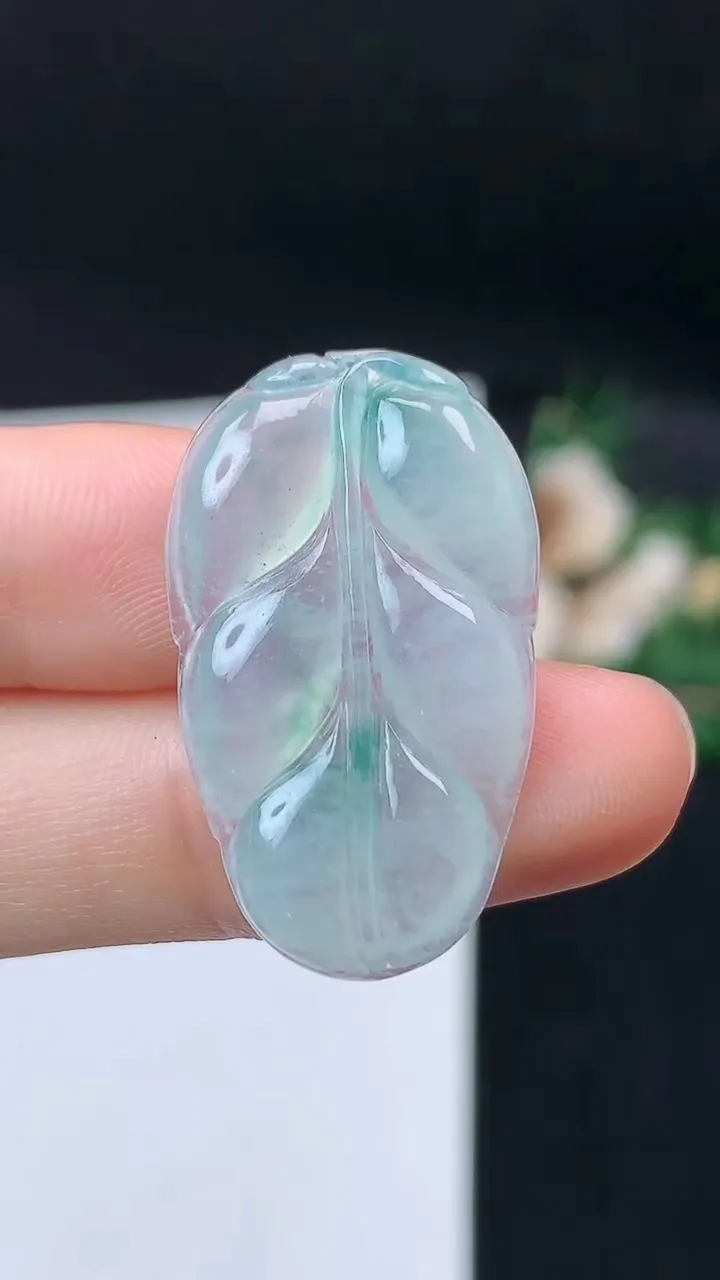 天然A货翡翠飘花金枝玉叶 叶子吊坠，尺寸30.2-18-3.7，重量:3.84g
9月13日