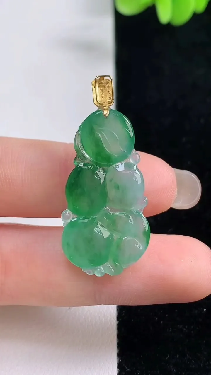 天然A货翡翠生肖猴吊坠，尺寸31.3-16.7-4，重量:3.80g
9月13日