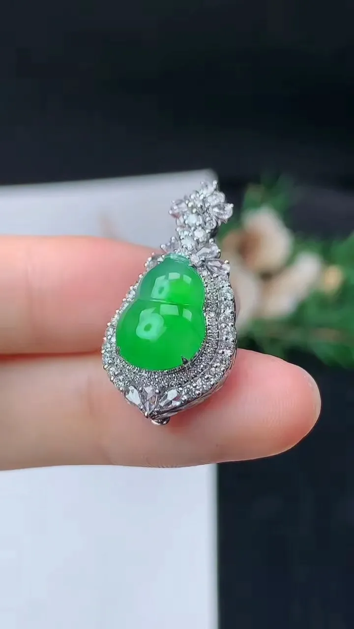 天然A货翡翠葫芦吊坠，尺寸28.2-14.9-9.8，裸石13-9.8，重量:4.34g
9月13日