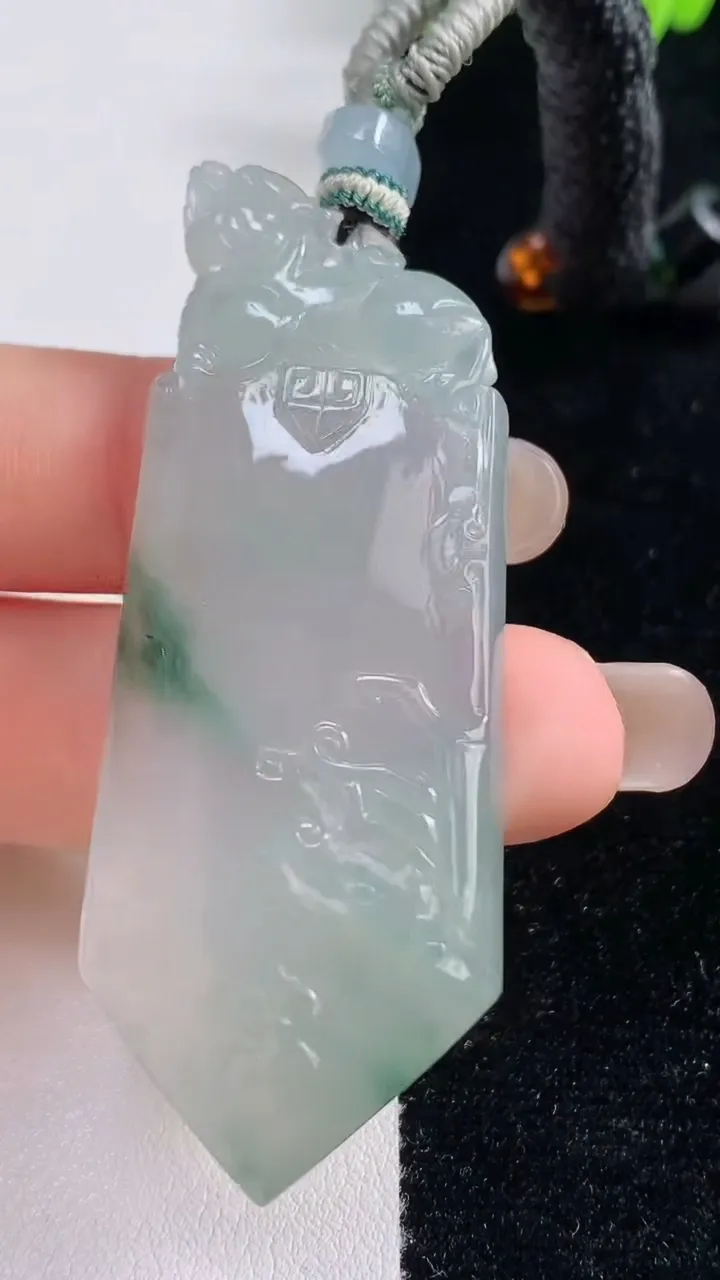 天然A货翡翠冰种飘花仿古无事牌吊坠，尺寸62.5-24-5.4，重量:20.60g
9月13日