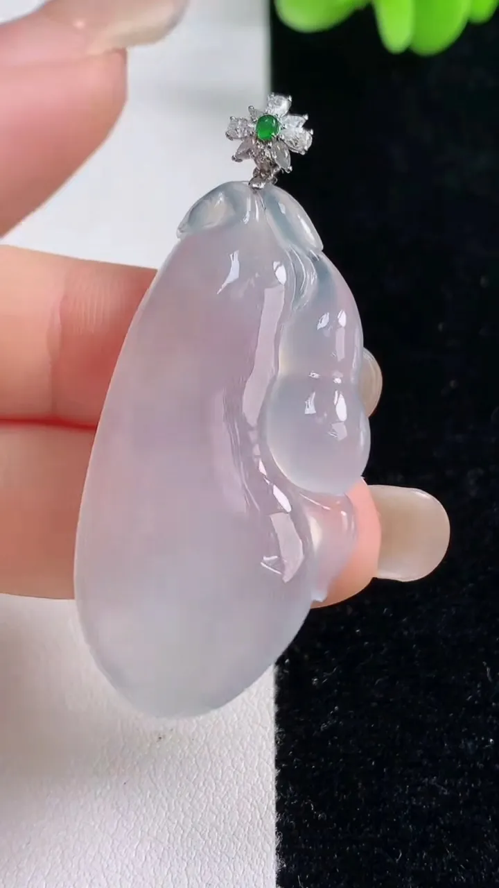 天然A货翡翠种白冰福瓜吊坠，尺寸44.4-22.5-5.6，重量:10.95g
9月13日