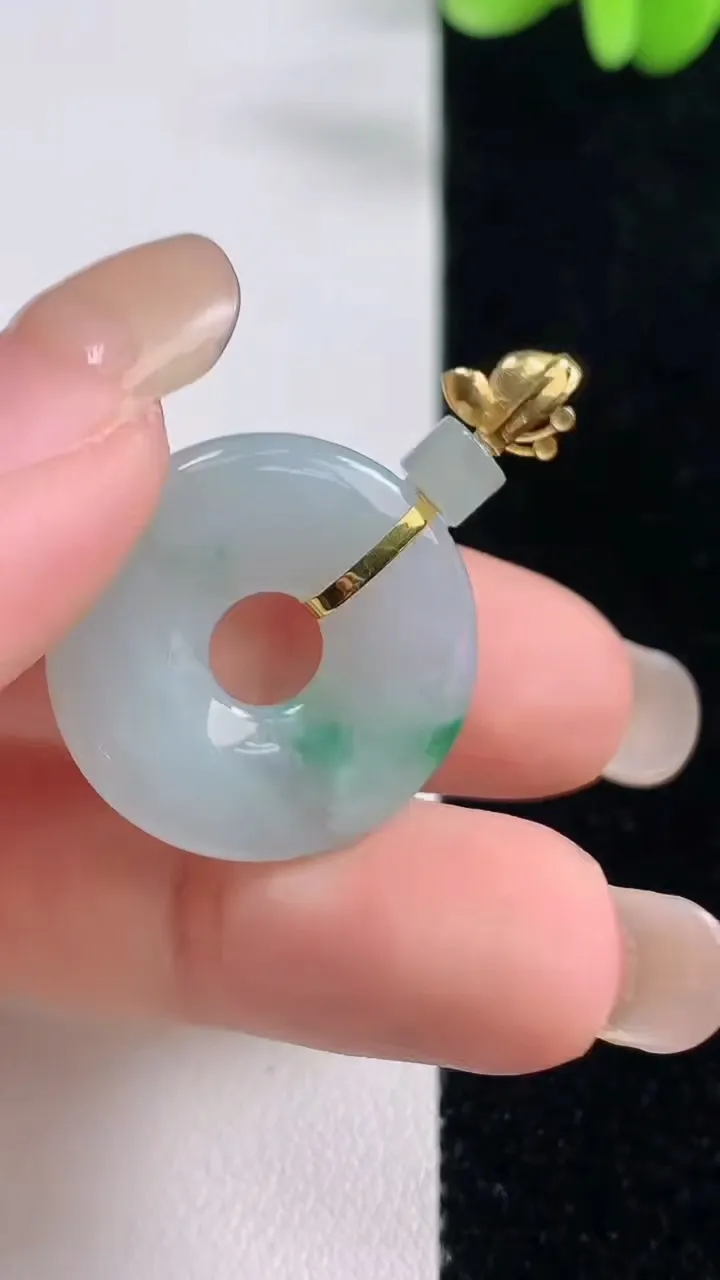 天然A货翡翠平安环吊坠，尺寸22.8-3.6，重量:4.58g
9月13日