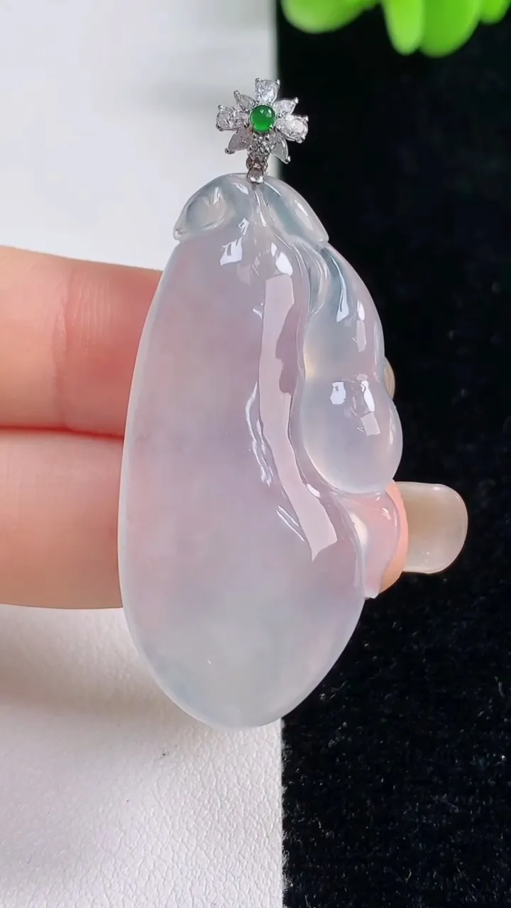天然A货翡翠种白冰福瓜吊坠，尺寸44.4-22.5-5.6，重量:10.95g
9月13日