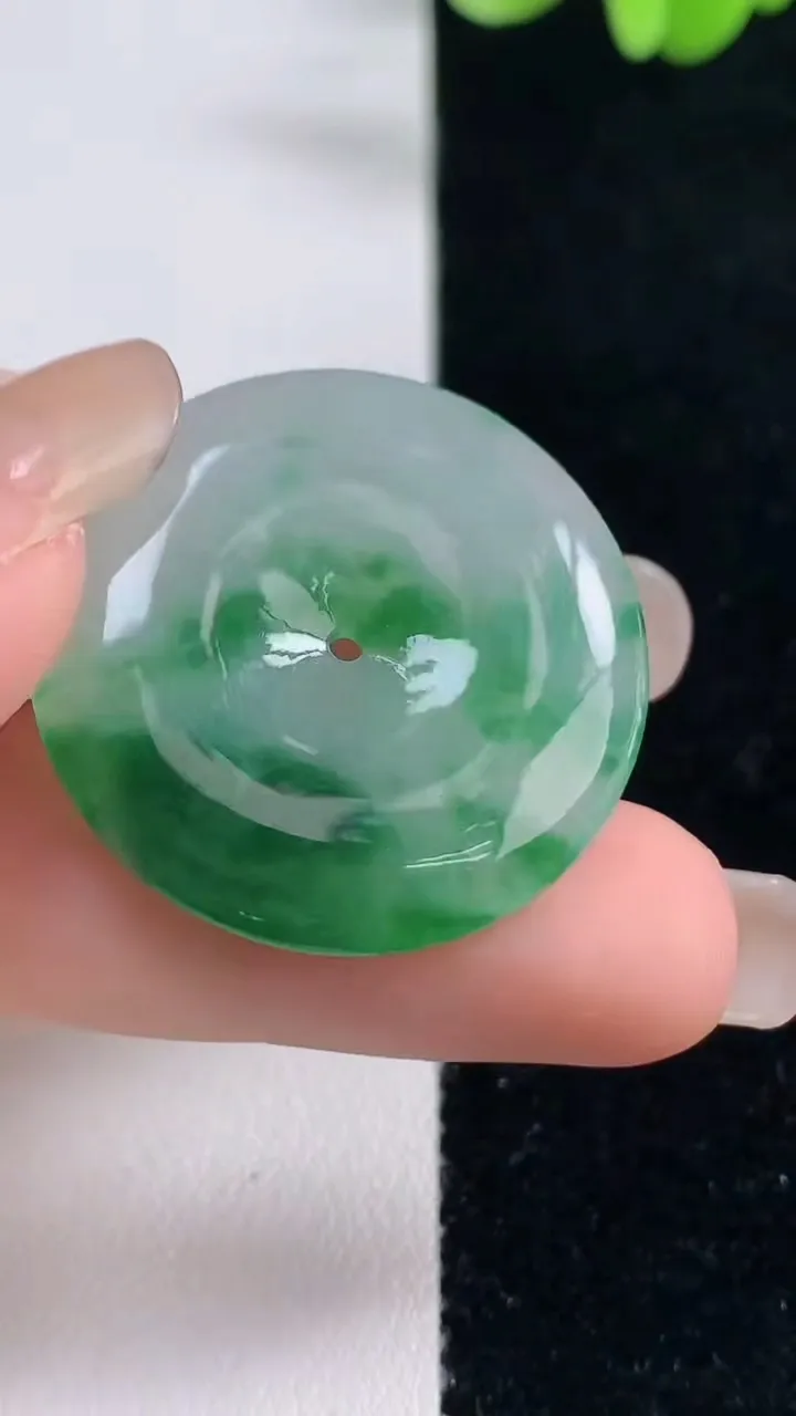 天然A货翡翠平安扣吊坠，尺寸29.7-4.5，重量:9.00g
9月13日