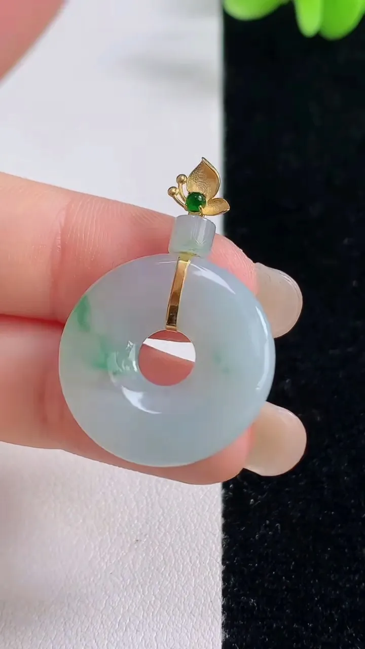 天然A货翡翠平安环吊坠，尺寸22.8-3.6，重量:4.58g
9月13日