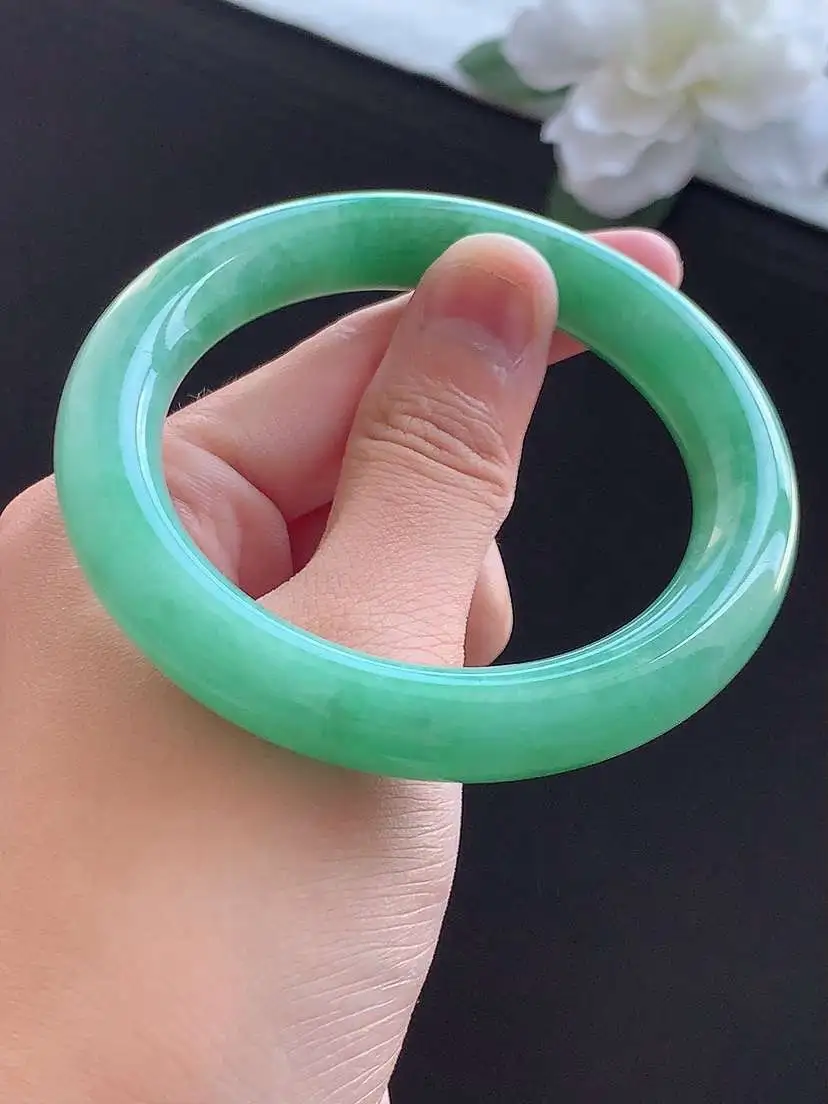 a货翡翠老坑冰种满绿圆条手镯56-57圈口  尺寸56×10.7mm 重量64.92g 0911
