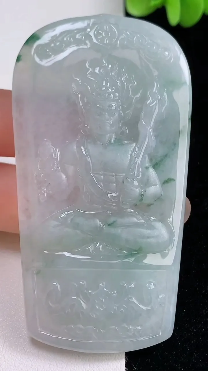 天然A货翡翠冰种飘花不动明王吊坠，尺寸76-41.1-6.5，重量:41.87g
9月13日
