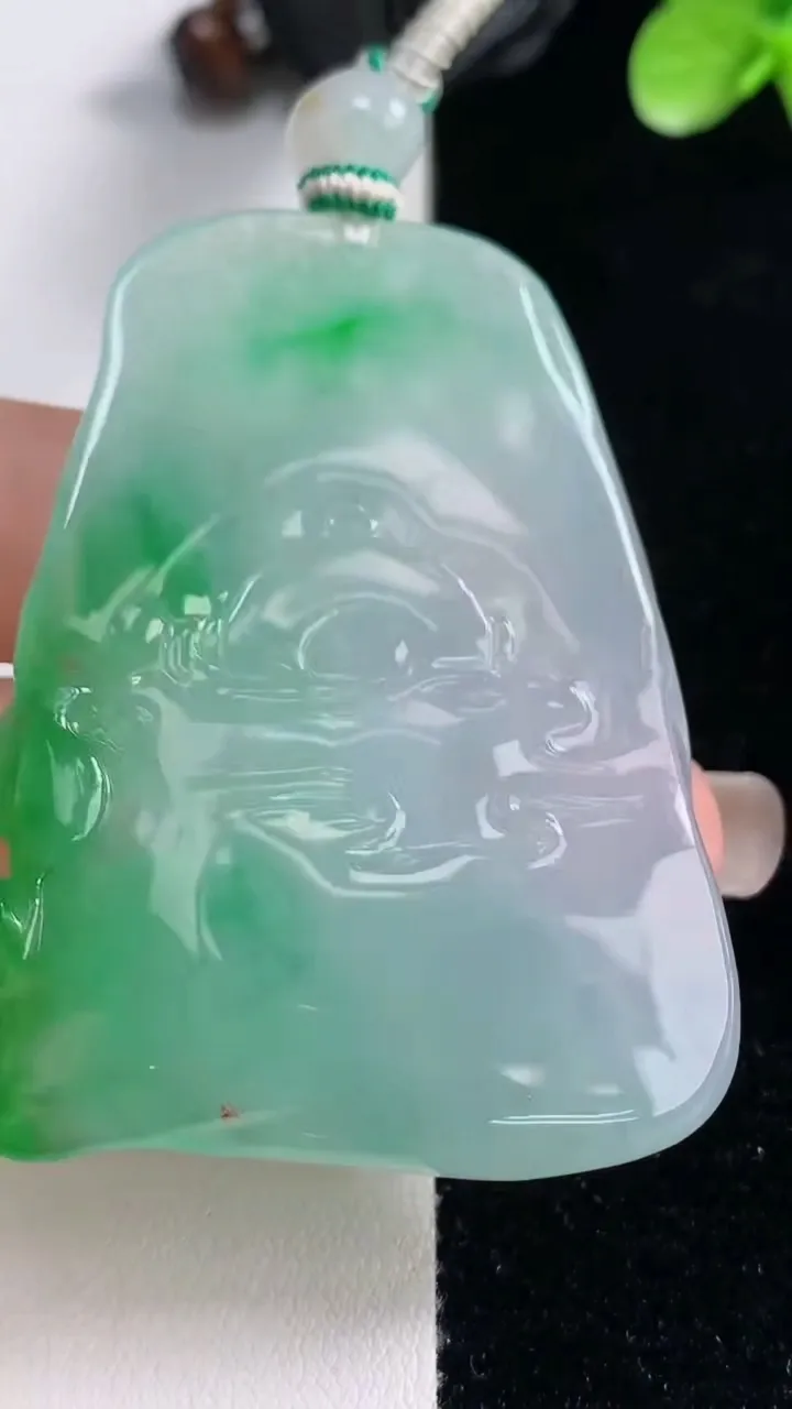 天然A货翡翠大势至观音菩萨吊坠，尺寸55-42-7，重量:38.04g
9月13日