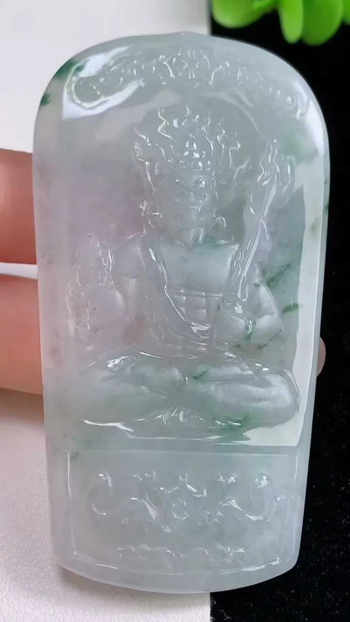 天然A货翡翠冰种飘花不动明王吊坠，尺寸76-41.1-6.5，重量:41.87g
9月13日