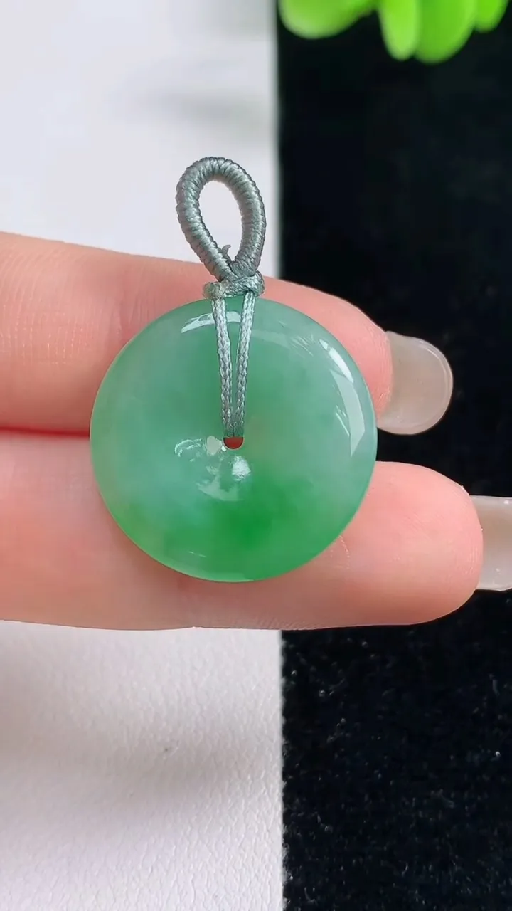 天然A货翡翠平安扣吊坠，尺寸23.5-4，重量:5.90g
9月13日