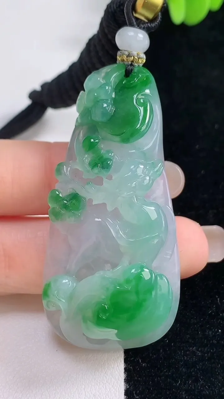 天然A货翡翠梅花鹿吊坠，尺寸57-27.2-13，重量:31.02g
9月13日