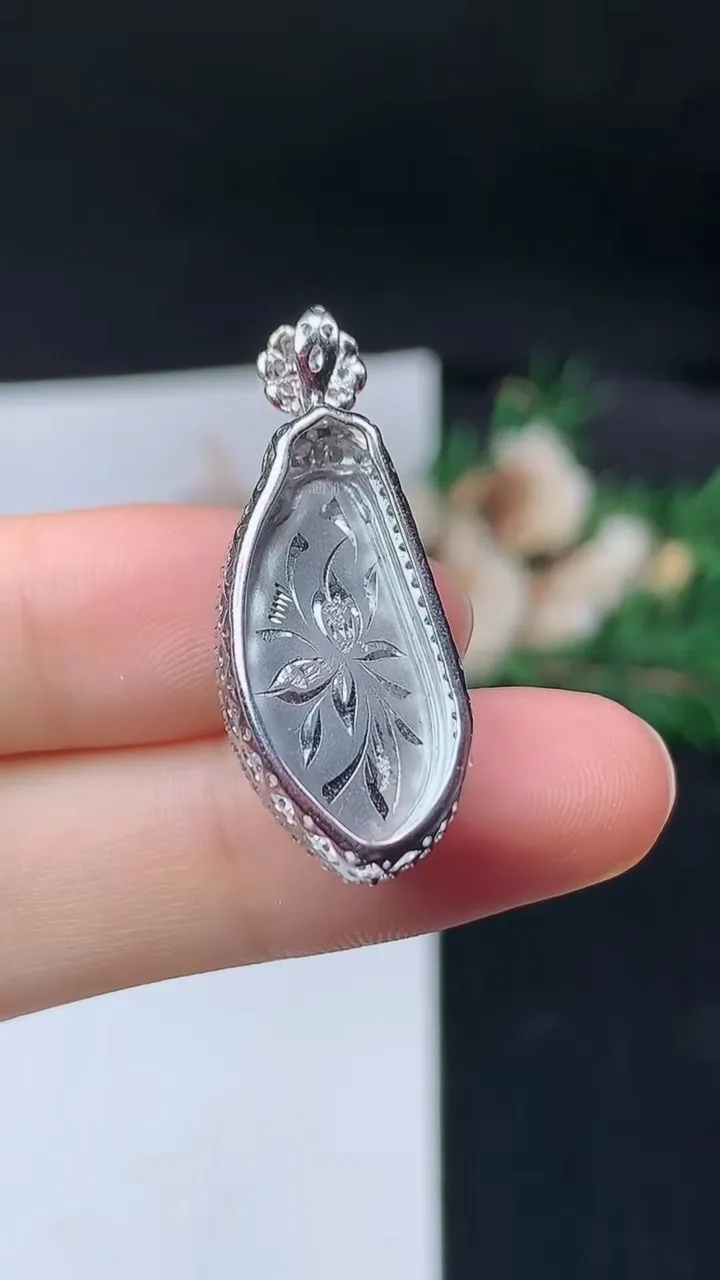 天然A货翡翠福瓜吊坠，尺寸32-13-8，裸石21.7-10，重量:3.39g
9月13日