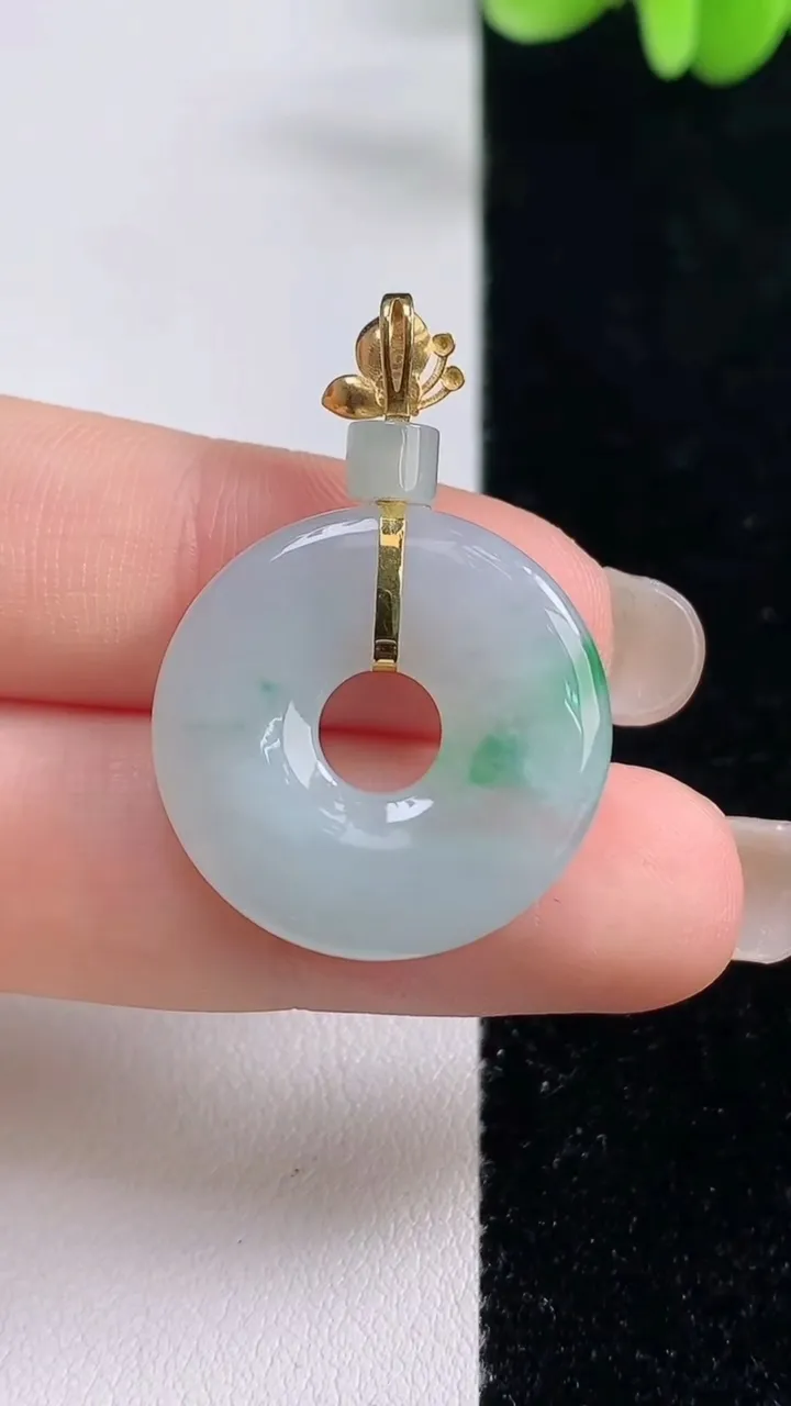 天然A货翡翠平安环吊坠，尺寸22.8-3.6，重量:4.58g
9月13日