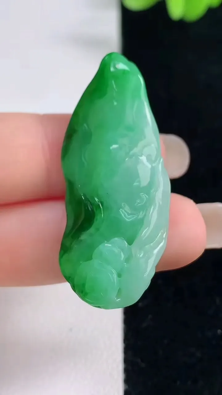 天然A货翡翠年年有余吊坠，尺寸41.7-17.3-8.8，重量:9.48g
9月13日