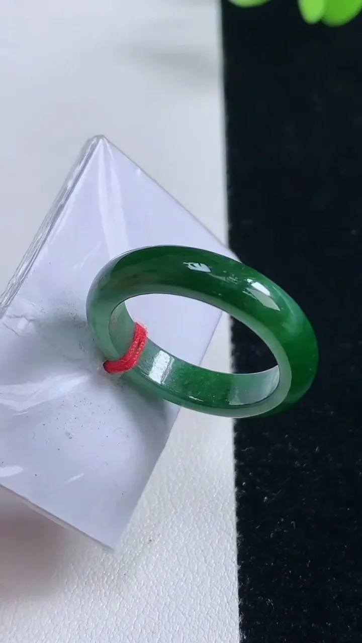 天然A货翡翠指环戒指，尺寸20.5-5-3，重量:5.13g2025年9月13日
工厂直销收藏佳品,种好水足，色泽均匀，有种有色，上手高大气！