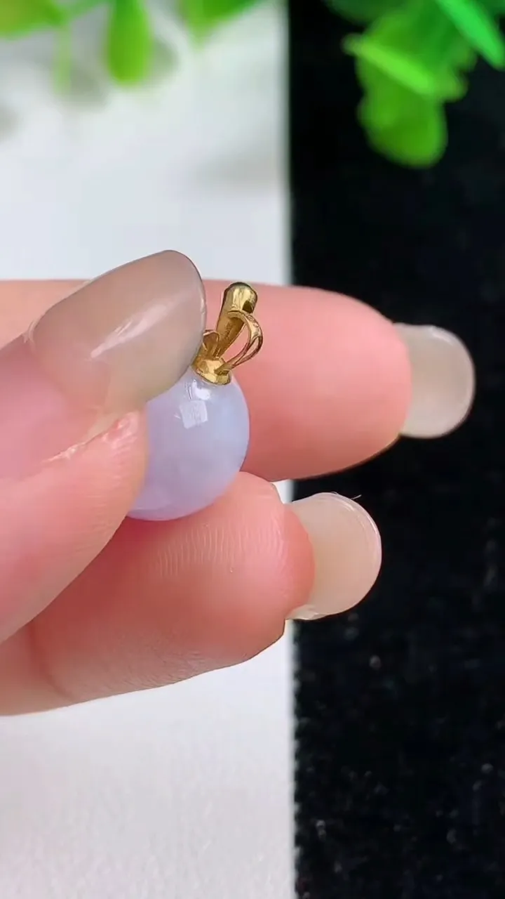天然A货翡翠18k金紫罗兰圆珠吊坠，尺寸11.3，重量:4.68g9月14日
工厂直销收藏佳品,种好水足，色泽均匀，有种有色，上手高大气！