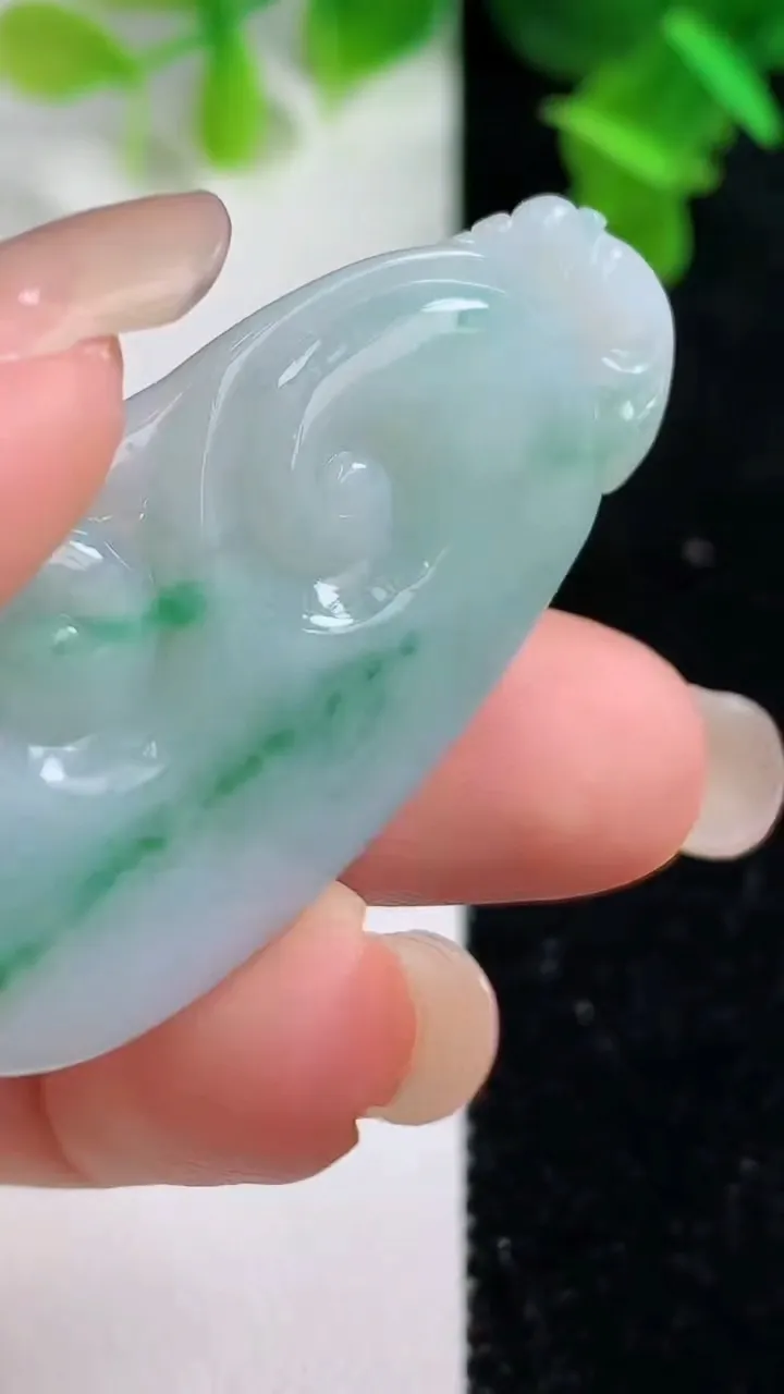天然A货翡翠如意吊坠，尺寸48-22.5-5.2，重量:10.85g
9月14日