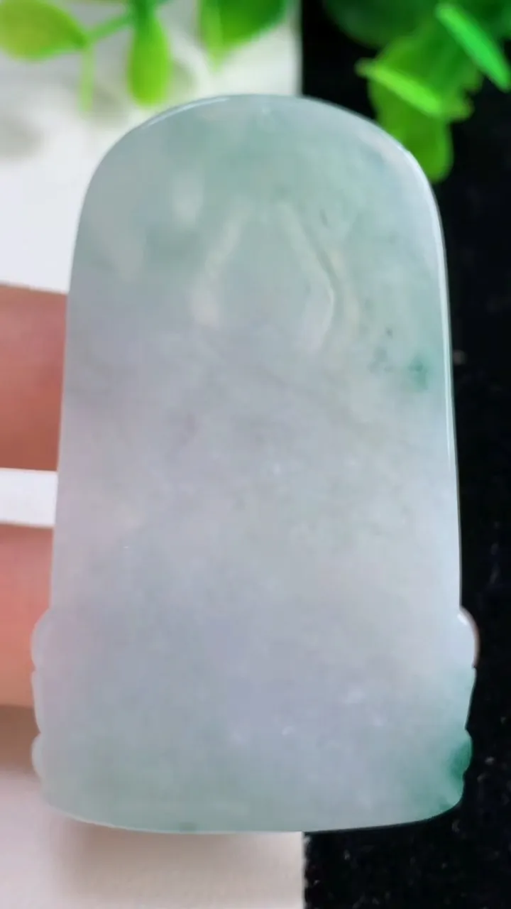 天然A货翡翠冰种飘花千手观音吊坠，尺寸60-36.2-4.5，重量:24.82g
9月14日