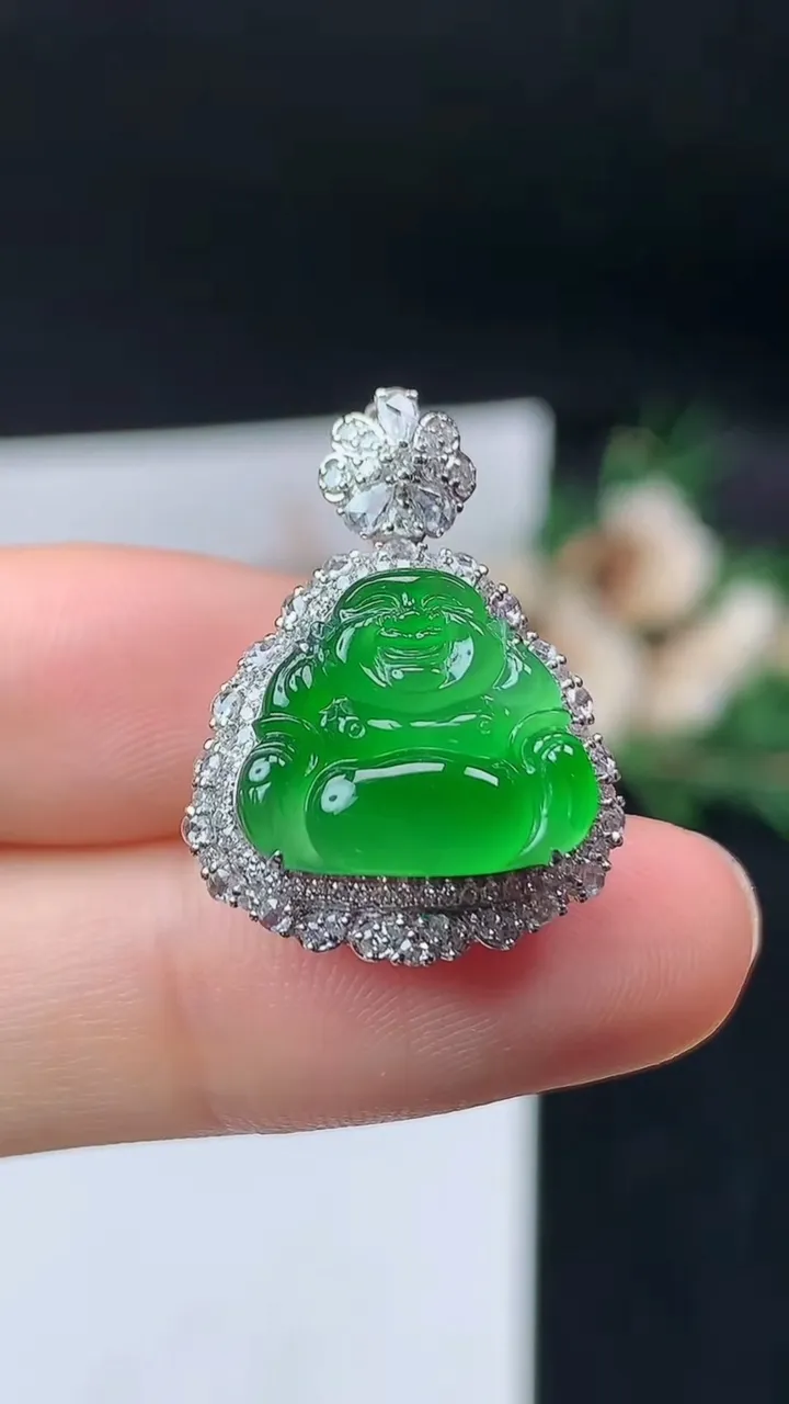 天然A货翡翠佛公吊坠，尺寸24.7-18.2-10.4，裸石12.6-14.2，重量:4.03g
9