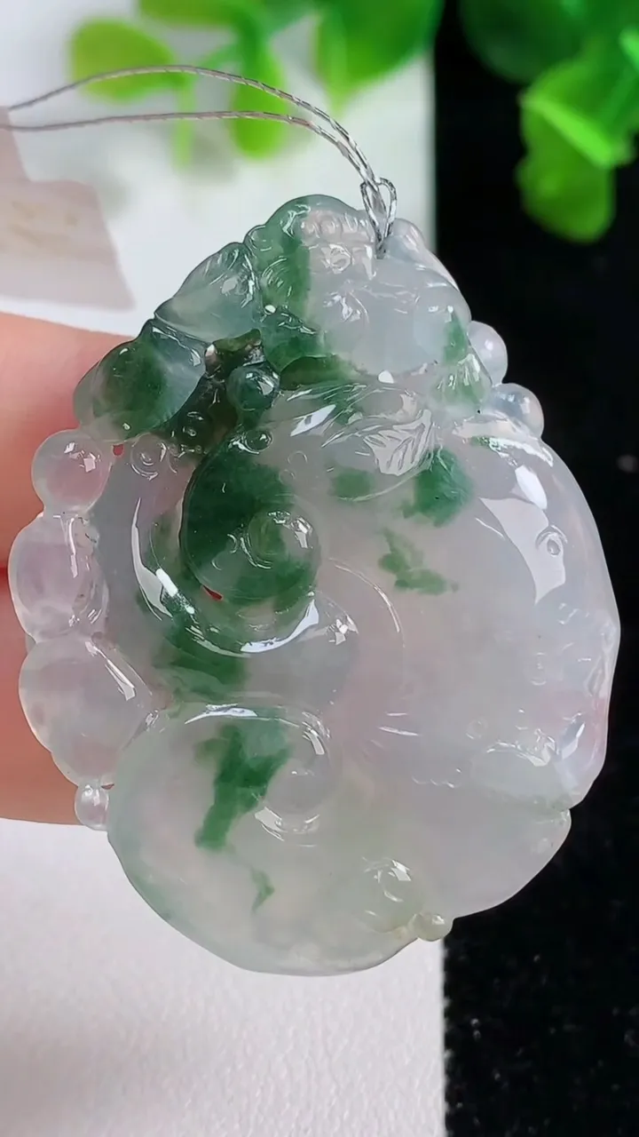 天然A货翡翠冰种飘花如意吊坠，尺寸45.7-34-6.3，重量:17.48g
9月14日