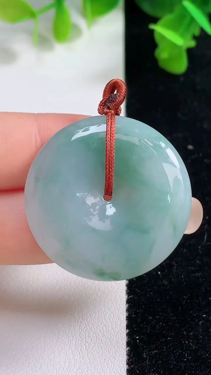天然A货翡翠冰种飘花平安扣吊坠，尺寸32.6-5.4，重量:12.45g
9月14日