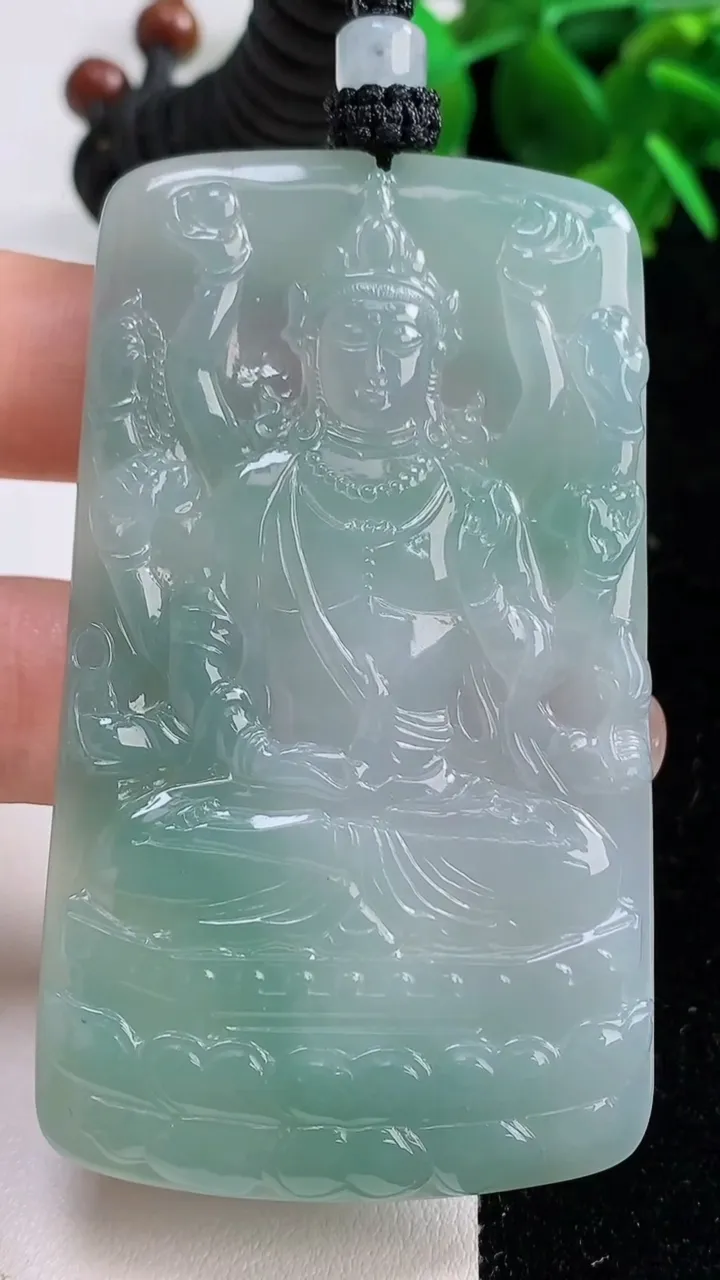 天然A货翡翠千手观音吊坠，尺寸72.6-42-5，重量:48.87g
9月14日