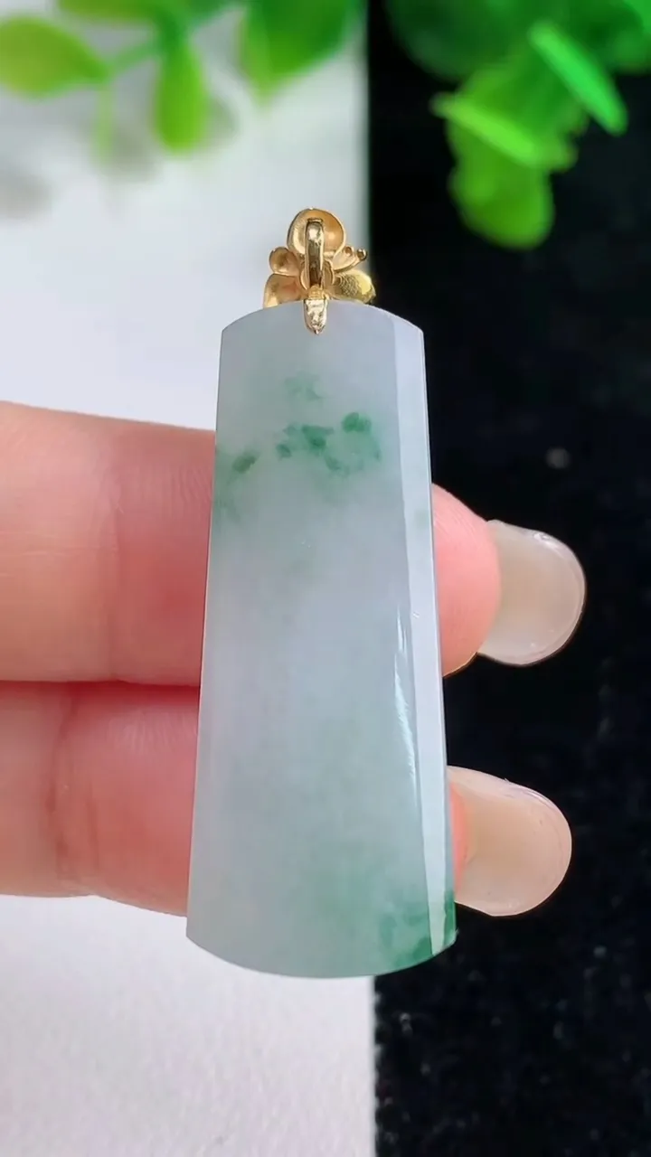天然A货翡翠种飘花无事牌吊坠，尺寸35.7-13.3-6.2，重量:7.04g
9月14日