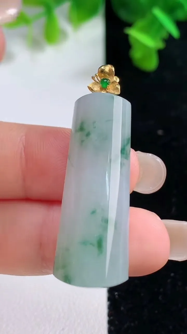 天然A货翡翠种飘花无事牌吊坠，尺寸35.7-13.3-6.2，重量:7.04g
9月14日