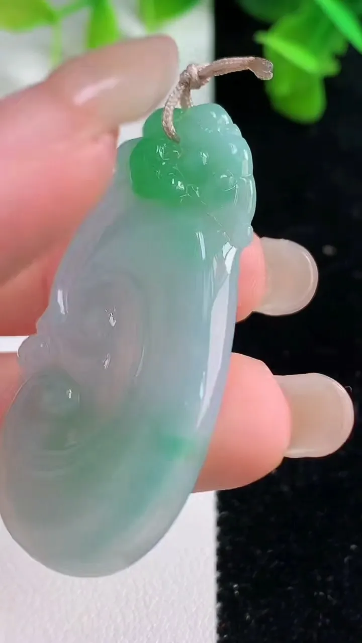 天然A货翡翠如意吊坠，尺寸42-23-4.8，重量:9.54g
9月14日