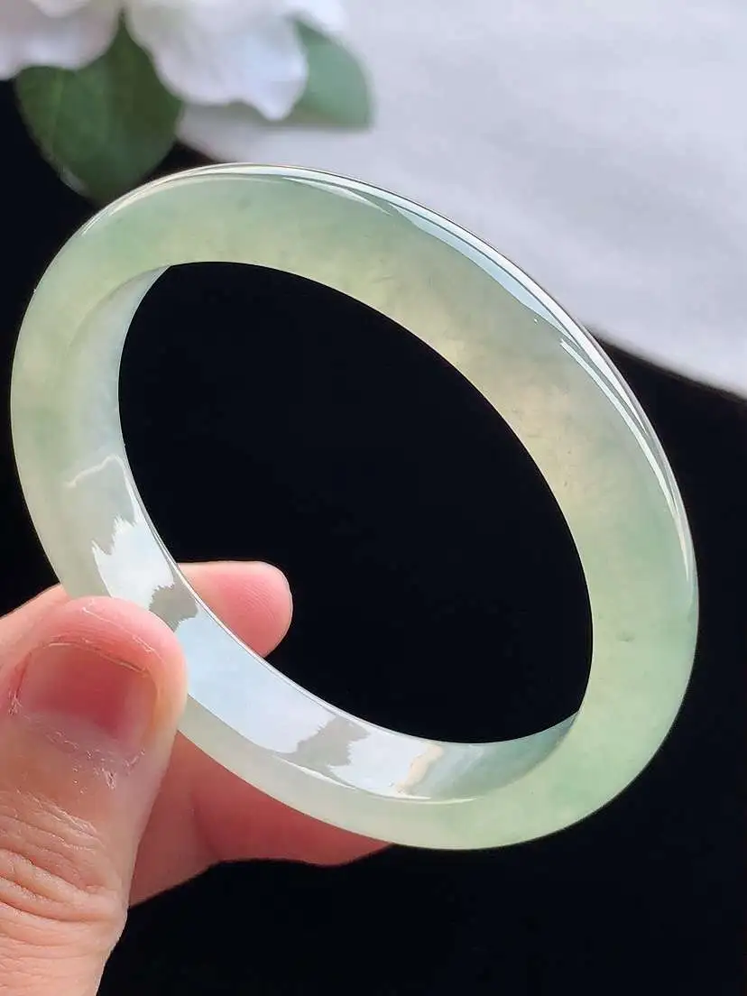 a货翡翠老坑冰种晴水贵妃手镯52-53小圈口  尺寸52.8×47×11×6.5mm 重量35.46