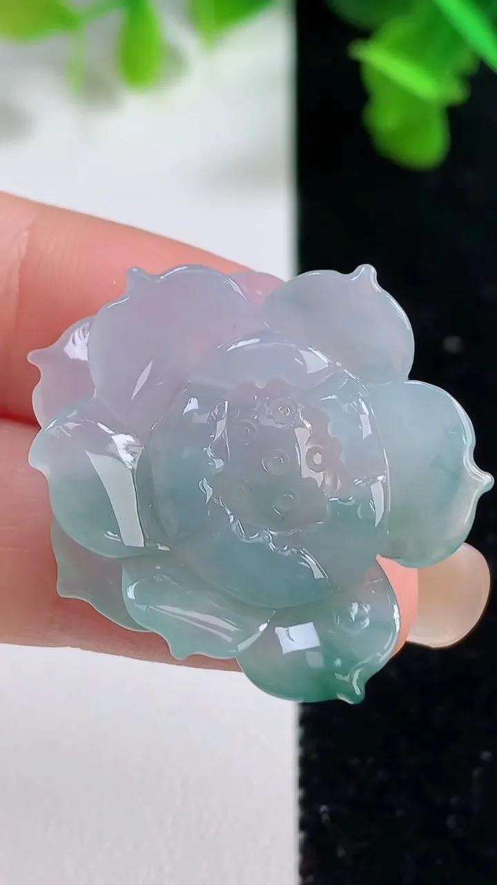 天然A货翡翠冰种飘花和和美美 荷花吊坠，尺寸28-28.2-5.3，重量:7.12g
9月14日