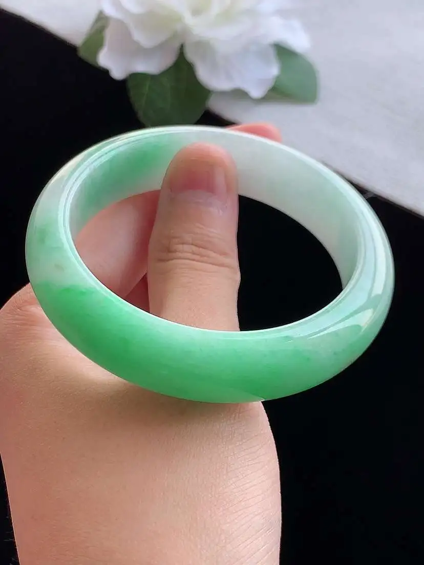 a货翡翠老坑冰种飘绿正装正圈手镯55-56圈口 尺寸55×14×8mm 重量62.66g 0913