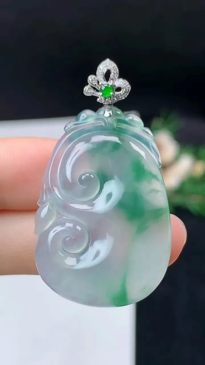 天然A货翡翠如意吊坠，尺寸34.2-24.2-4.3，重量:7.03g
9月14日