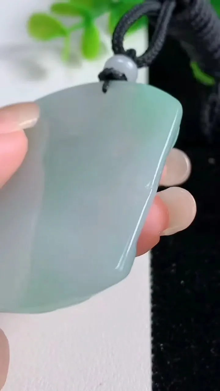 天然A货翡翠大势至观音菩萨吊坠，尺寸52.4-40.8-5.3，重量:30.79g
9月14日