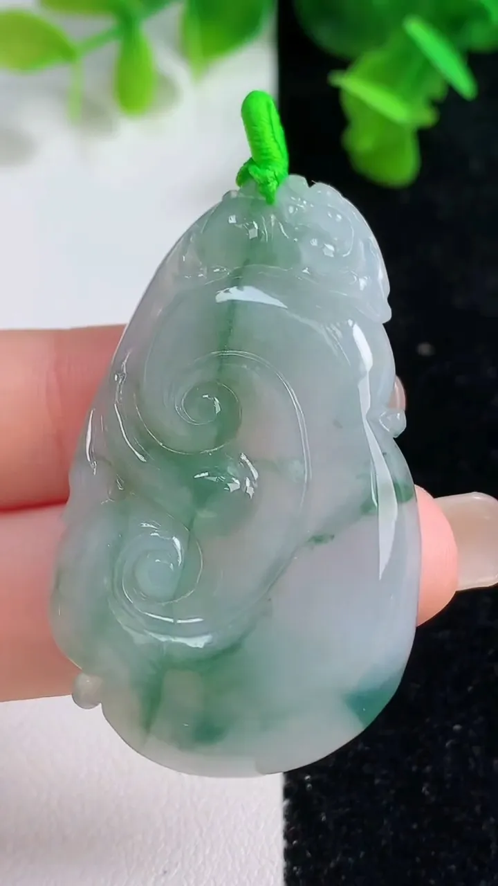 天然A货翡翠冰种飘花如意吊坠，尺寸47.3-28.8-6.5，重量:16.60g
9月14日