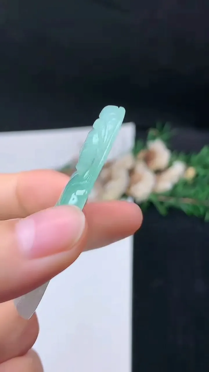 天然A货翡翠观音菩萨吊坠，尺寸55.5-35.9-5.6，重量:17.86g
9月14日