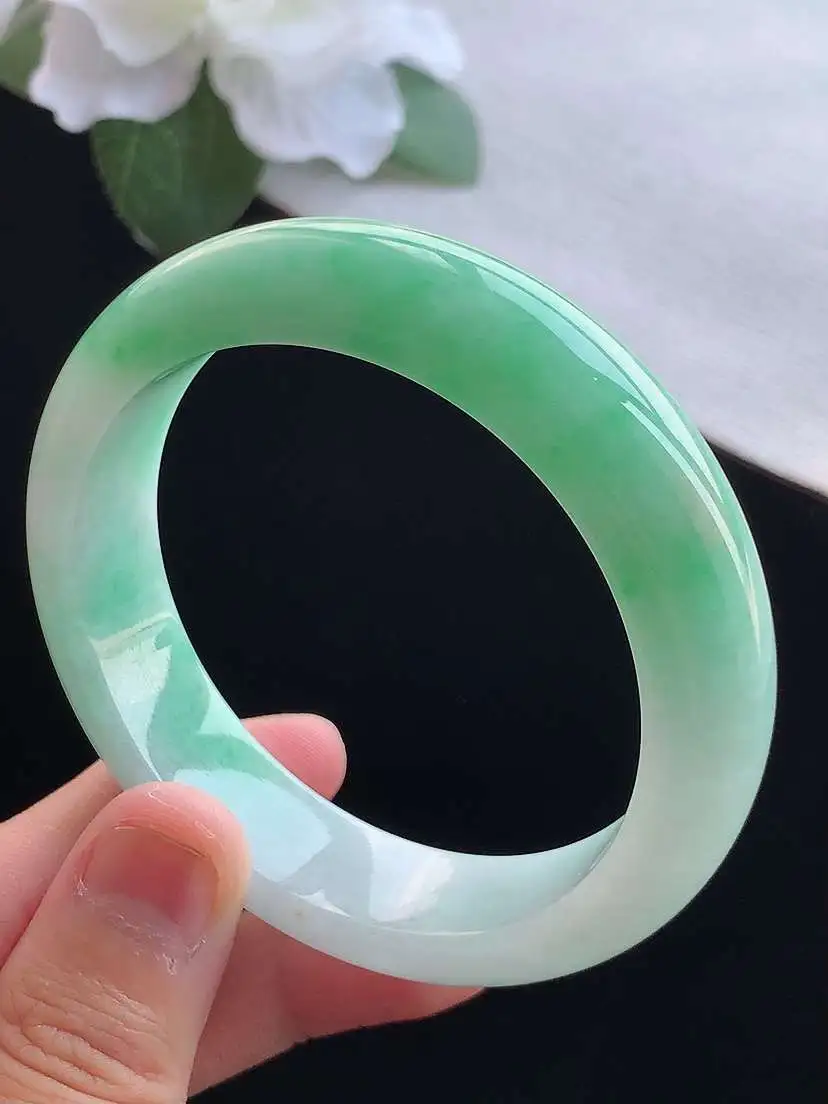 a货翡翠老坑冰种飘绿正装正圈手镯55-56圈口 尺寸55×14×8mm 重量62.66g 0913