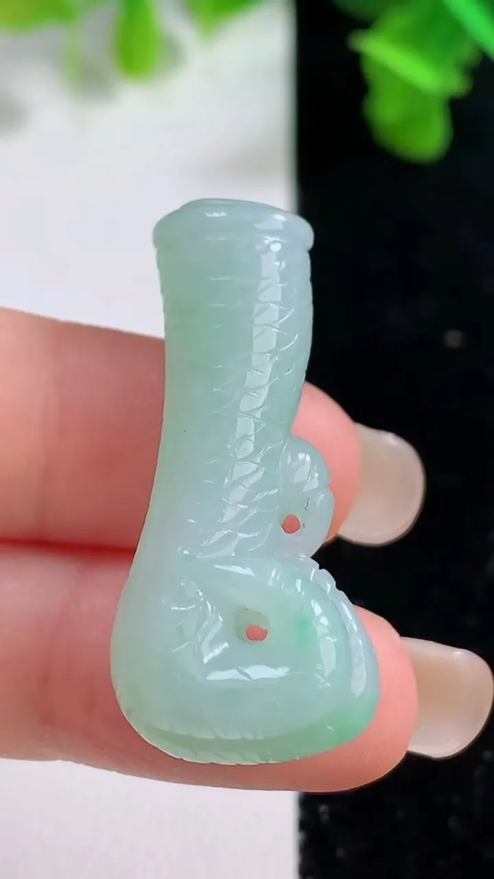 天然A货翡翠龙爪吊坠，尺寸35.6-15.4-11.6，重量:9.60g
9月14日