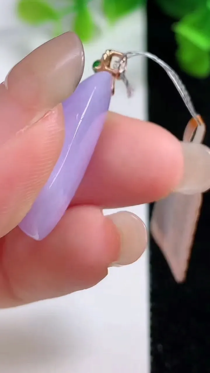 天然A货翡翠18k金紫罗兰福瓜吊坠，尺寸27.6-12.7-8.4，重量:5.91g
9月14日