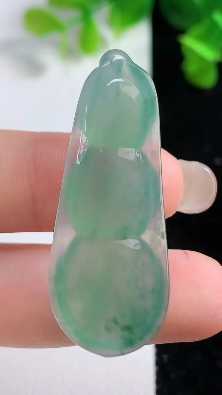 天然A货翡翠福豆吊坠，尺寸43-16.6-5.3，重量:6.51g
9月14日