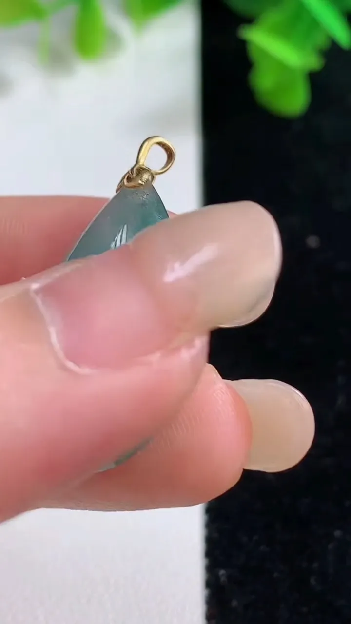 天然A货翡翠种飘花水滴吊坠，尺寸28-16.7-9，重量:6.07g
9月14日
