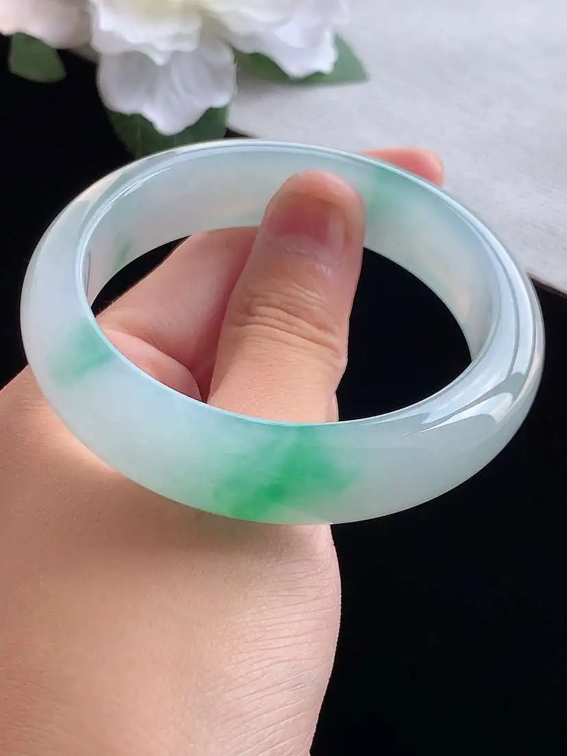 a货翡翠老坑冰种飘绿正装正圈手镯55-56圈口  尺寸55.6×14×8.5mm 重量67.30g 0913