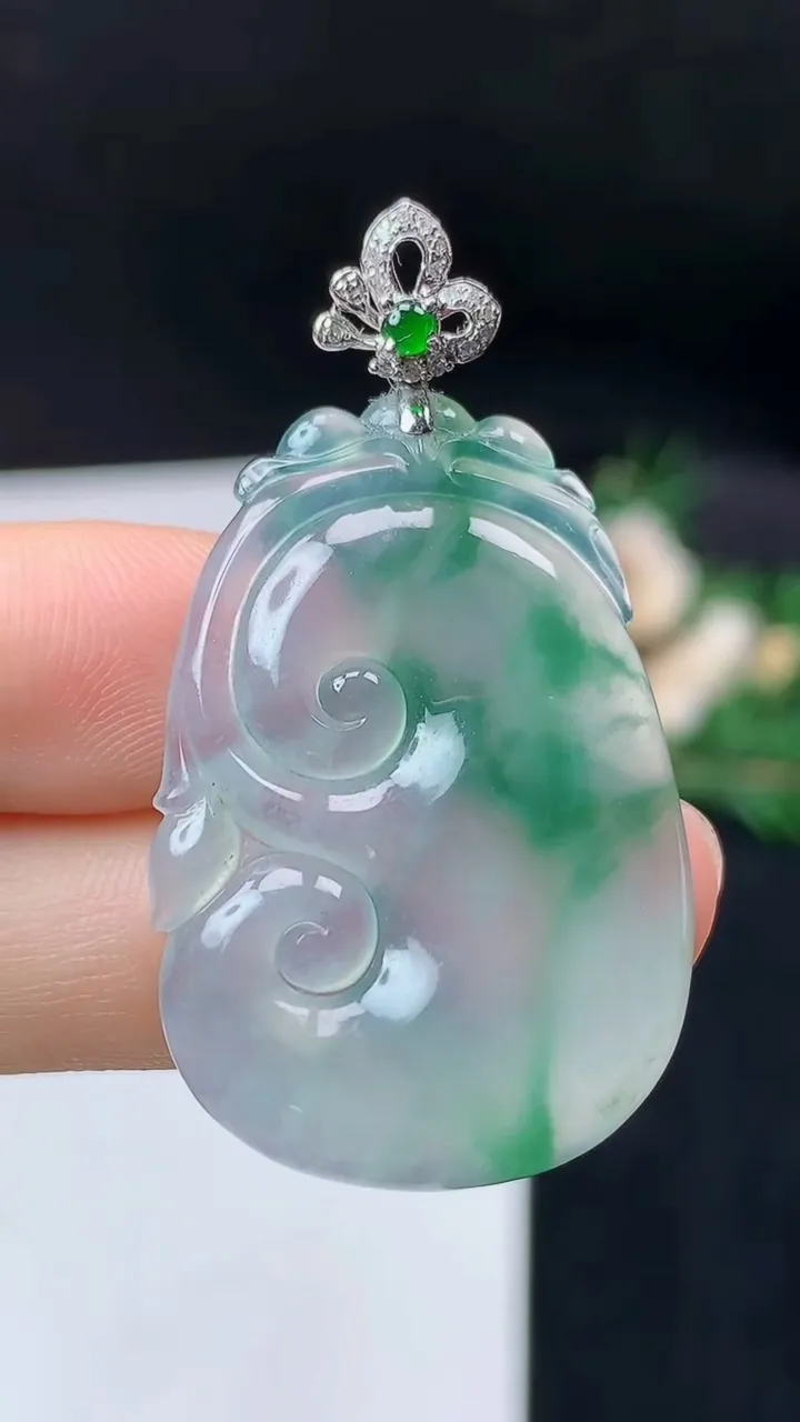 天然A货翡翠如意吊坠，尺寸34.2-24.2-4.3，重量:7.03g
9月14日