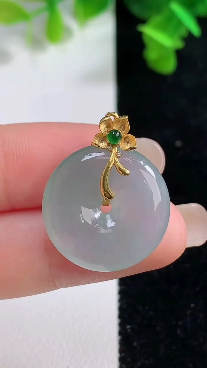 天然A货翡翠种飘花平安扣吊坠，尺寸21-4.8，重量:5.05g
9月14日